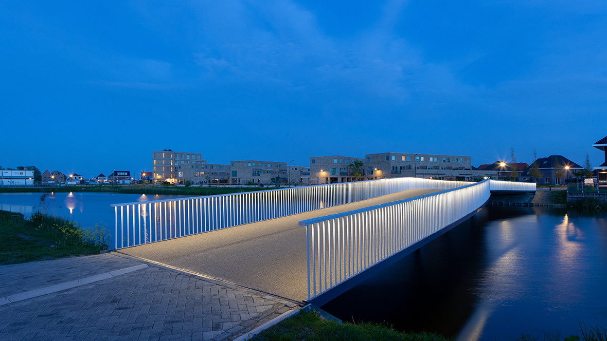 New striking bridge in district De Draai